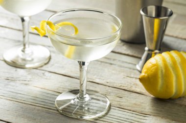 Ev yapımı alkollü Vesper Martini limonlu