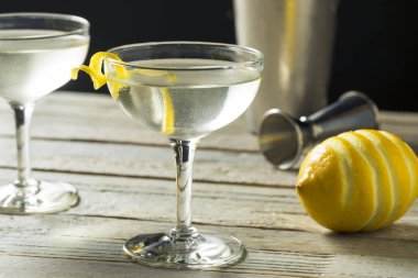 Ev yapımı alkollü Vesper Martini limonlu