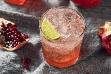 Tatlı ev yapımı nar nar kokteyl limon ile