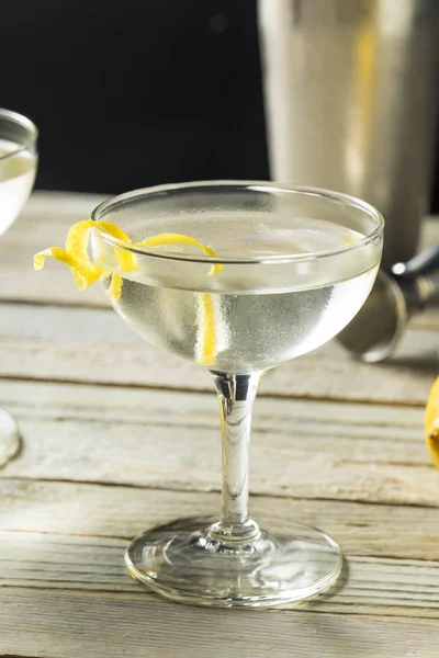 Házi Készítésű Alkoholos Vesper Martini Egy Citrom Csavar — Stock Fotó