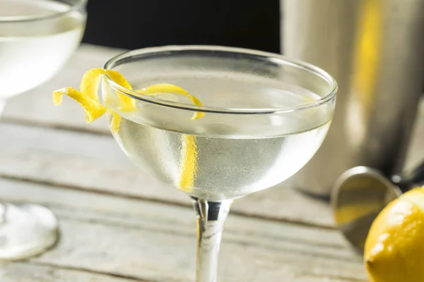 Vesper Martini Alcolico Fatto Casa Con Tocco Limone — Foto Stock