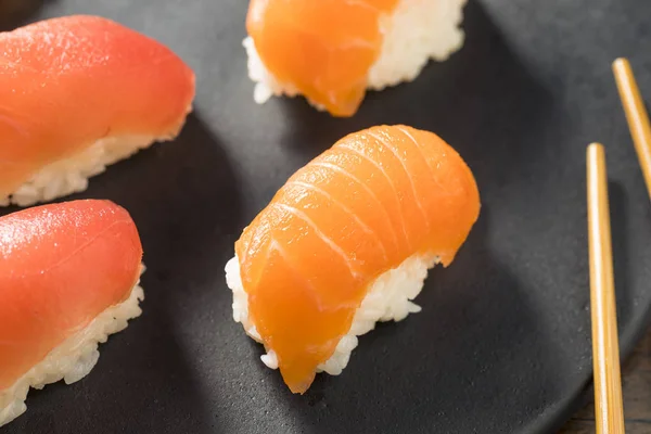 Roher Japanischer Lachs Sashimi Mit Wasabi Und Nigiri — Stockfoto
