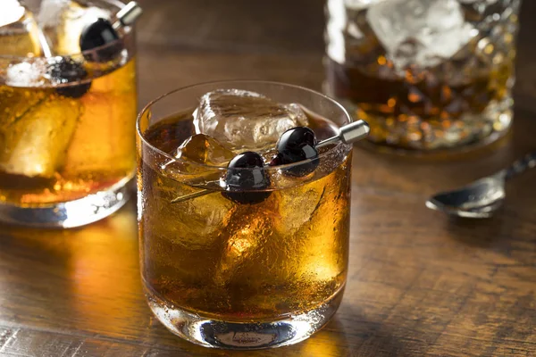 Dronken Manhattan Cocktail Rotsen Met Een Cherry Garnituur — Stockfoto