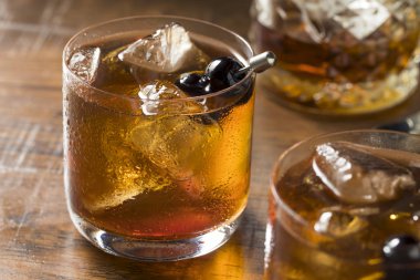 Ayyaş Manhattan kokteyli kiraz garnitür buzlu