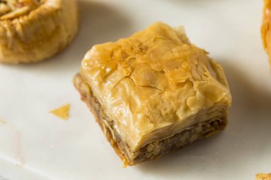 Ev yapımı Türk Baklava hamur işleri ile fındık ve bal