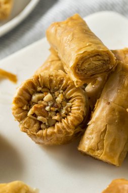 Ev yapımı Türk Baklava hamur işleri ile fındık ve bal