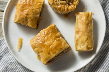 Ev yapımı Türk Baklava hamur işleri ile fındık ve bal