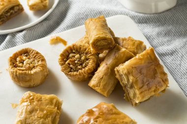 Ev yapımı Türk Baklava hamur işleri ile fındık ve bal