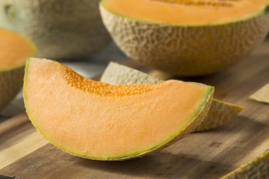 Ham portakal organik kavun dilimler halinde kesilmiş