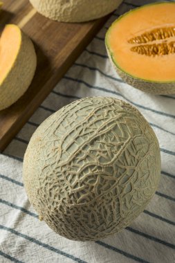 Ham portakal organik kavun dilimler halinde kesilmiş