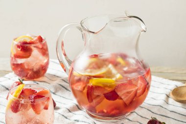 Ev yapımı Berry Rose Sangria ve Lmeon İçmeye Hazır