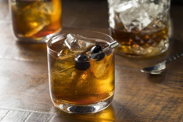Bebida Manhattan Cocktail Rocks Com Uma Decoração Cereja — Fotografia de Stock