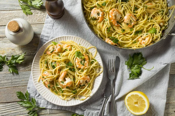 Buatan Sendiri Lemon Shrimp Scampi Dengan Bawang Putih Dan Parsley — Stok Foto