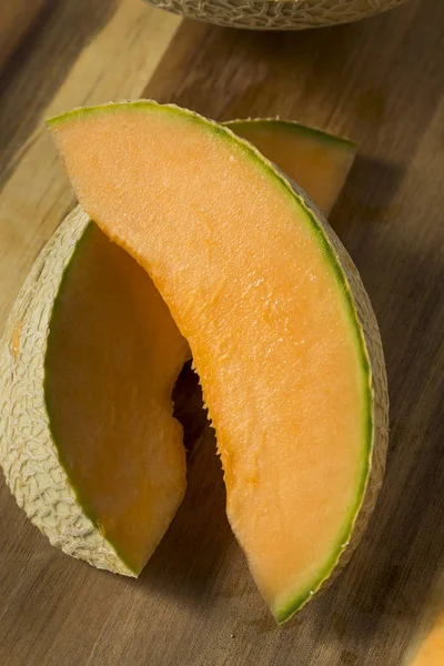 Obehandlad Orange Ekologisk Cantaloupe Skuren Skivor — Stockfoto
