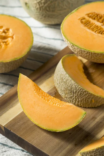 Nyers Szerves Cantaloupe Orange Szeletekre Vágva — Stock Fotó