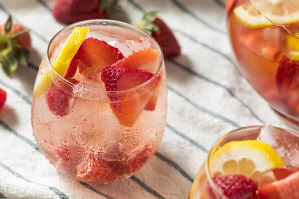 Hausgemachtes Beerenrose Sangria Mit Lmeon Trinkfertig — Stockfoto