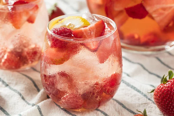 Hausgemachtes Beerenrose Sangria Mit Lmeon Trinkfertig — Stockfoto