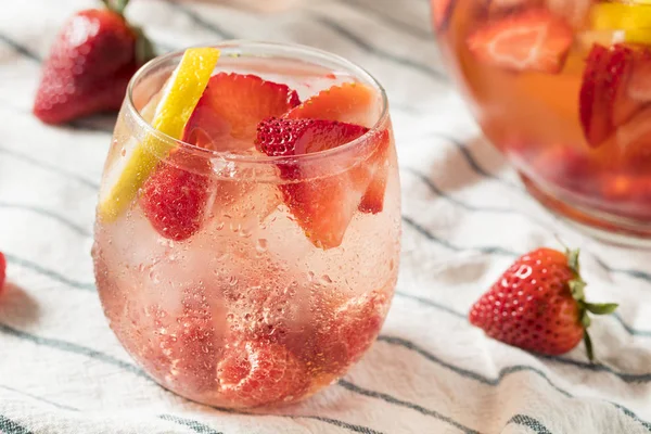 Hausgemachtes Beerenrose Sangria Mit Lmeon Trinkfertig — Stockfoto