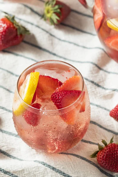 Zelfgemaakte Berry Rose Sangria Met Lmeon Klaar Drinken — Stockfoto