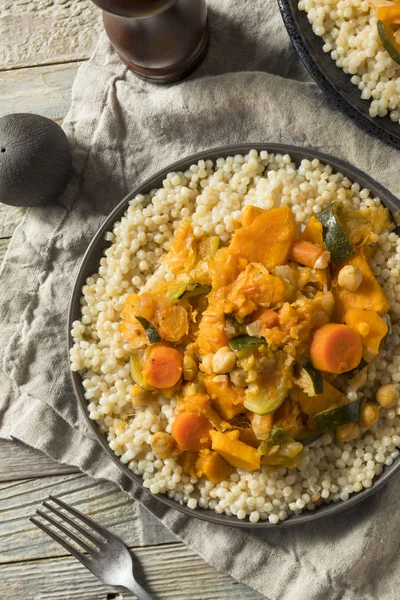 Huisgemaakte Vegetarische Marokkaanse Couscous Met Zuchinni Worteltjes — Stockfoto