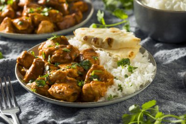 Ev yapımı tavuk Tikka Masala pirinç ve Naan