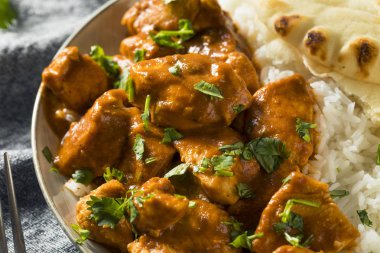 Ev yapımı tavuk Tikka Masala pirinç ve Naan