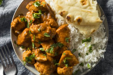 Ev yapımı tavuk Tikka Masala pirinç ve Naan