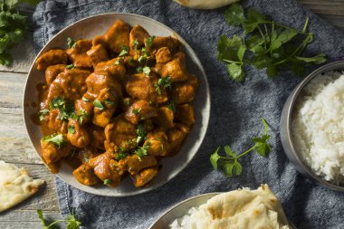 Ev yapımı tavuk Tikka Masala pirinç ve Naan