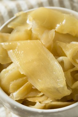 Bir kasede baharatlı turşu beyaz zencefil