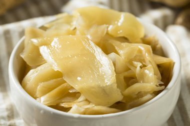 Bir kasede baharatlı turşu beyaz zencefil