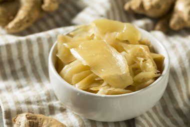 Bir kasede baharatlı turşu beyaz zencefil