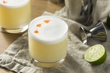 Ev yapımı Pisco ekşi kokteyl kireç ve Bitters ile