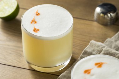 Ev yapımı Pisco ekşi kokteyl kireç ve Bitters ile