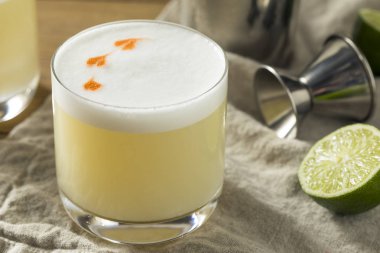 Ev yapımı Pisco ekşi kokteyl kireç ve Bitters ile