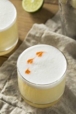 Ev yapımı Pisco ekşi kokteyl kireç ve Bitters ile