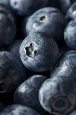 Sepet içinde ham mavi organik yaban mersini