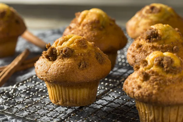 Zelfgemaakte Zoete Kaneel Muffins Eten Voor Het Ontbijt — Stockfoto