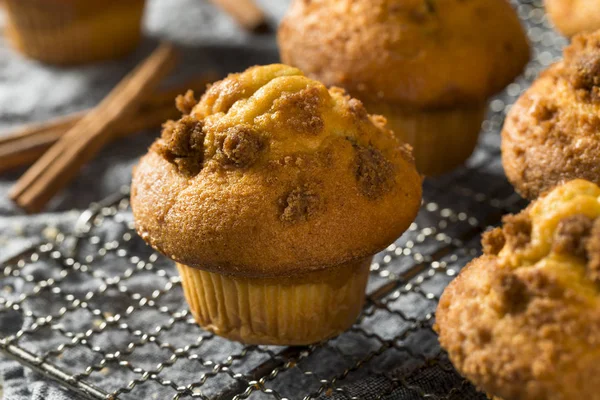 Zelfgemaakte Zoete Kaneel Muffins Eten Voor Het Ontbijt — Stockfoto