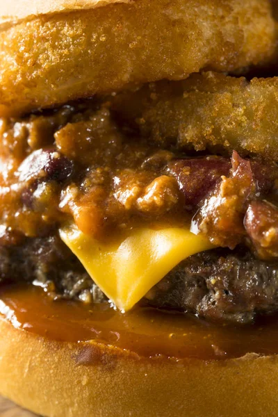 Hemmagjord Grill Chili Cheeseburger Med Lökringar — Stockfoto