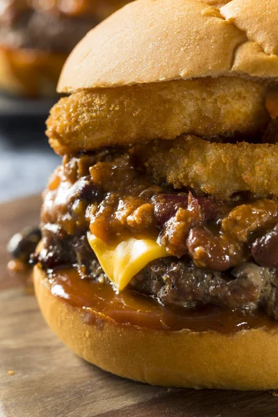 Hemmagjord Grill Chili Cheeseburger Med Lökringar — Stockfoto