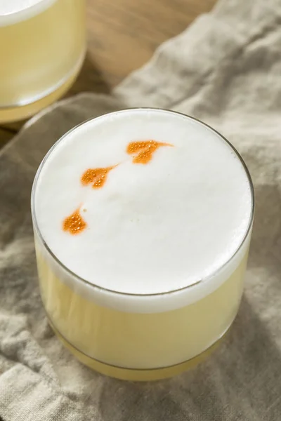 Hemmagjord Pisco Sour Cocktail Med Lime Och Bitter — Stockfoto