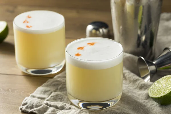 Zelfgemaakte Pisco Sour Cocktail Met Limoen Bitters — Stockfoto