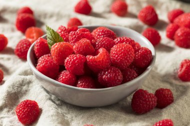 Çiğ kırmızı organik ahududu yemeye hazır