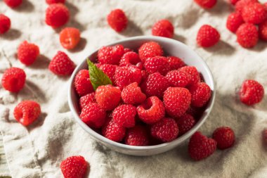 Çiğ kırmızı organik ahududu yemeye hazır