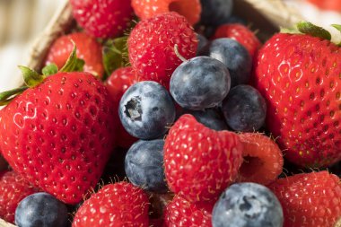 Çiğ kırmızı organik çilek ahududu ile karışık böğürtlen ve çilek