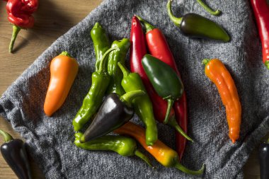 Ham organik çeşitli sıcak biber hazır Cook için