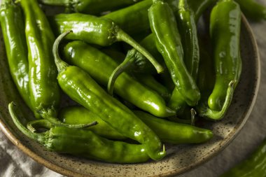 Bir kase içinde ham yeşil organik Shishito biber