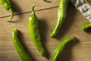 Bir kase içinde ham yeşil organik Shishito biber