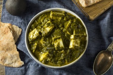 Naan ekmek ile ev yapımı sağlıklı Palak Paneer kase