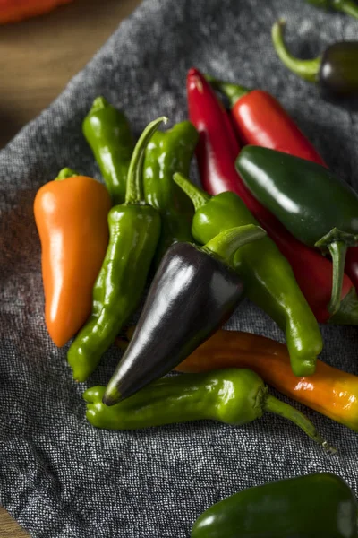 Råa Ekologiska Blandade Hot Peppers Redo Att Cook — Stockfoto